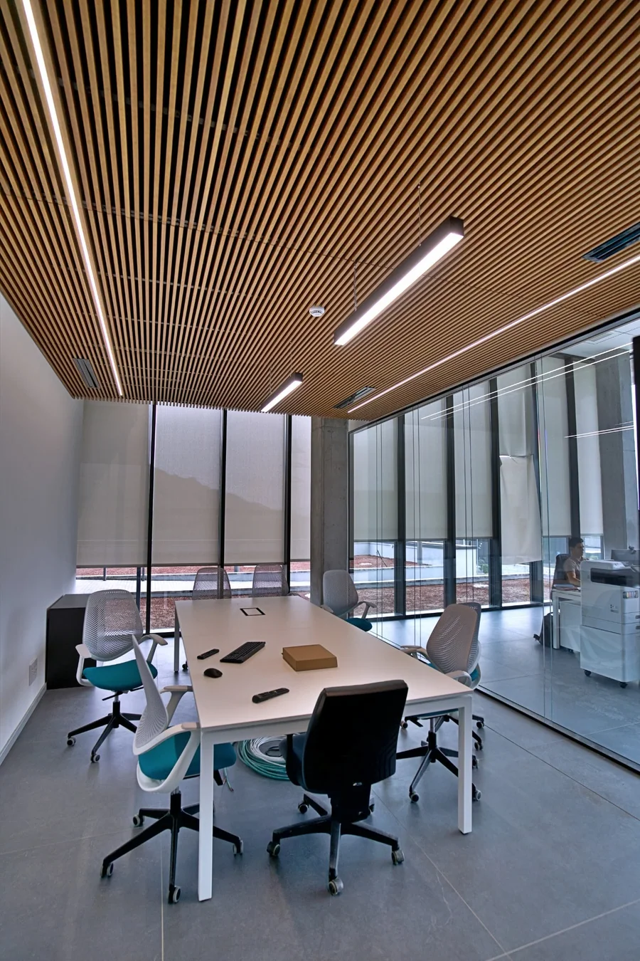 Paneles acústicos decorativos Woodslines: techo de madera en una sala de reuniones de unas oficinas de Bilbao.