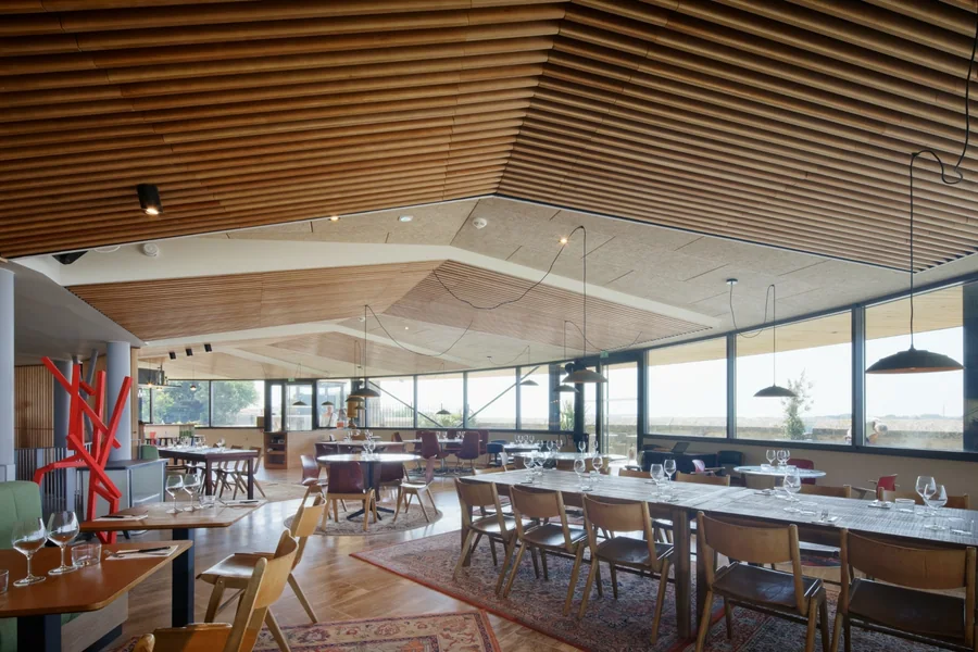 Paneles acústicos decorativos Woodslines: techo de lamas de madera sobre el restaurante del hotel La Prison en Béziers.